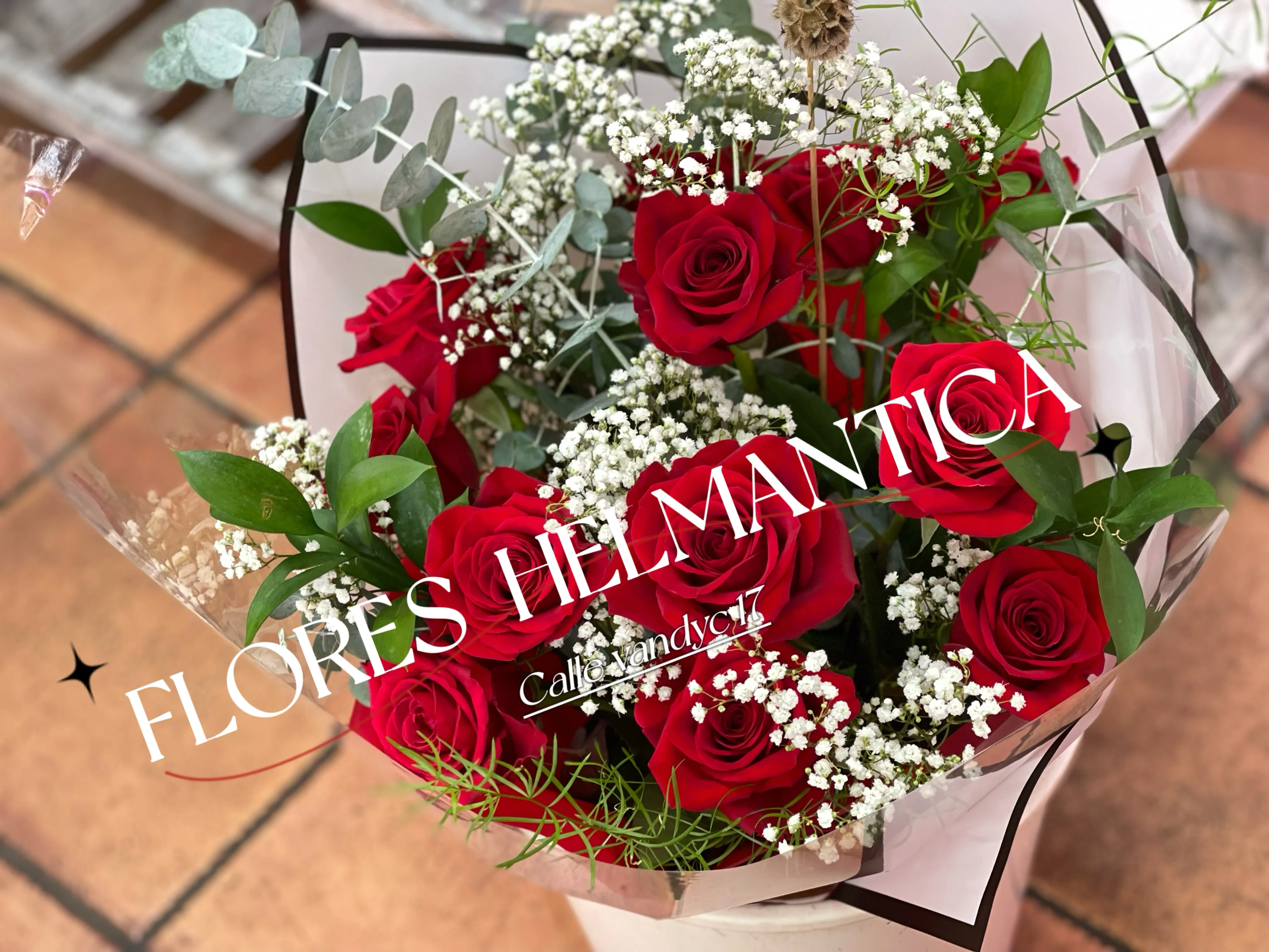 Arreglo de flores frescas con envoltorio de diseño — Flores Helmántica